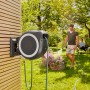 Gardena Wand-Schlauchbox XL 35 m mit Comfort Reinigungsspritze im Einsatz im Garten.