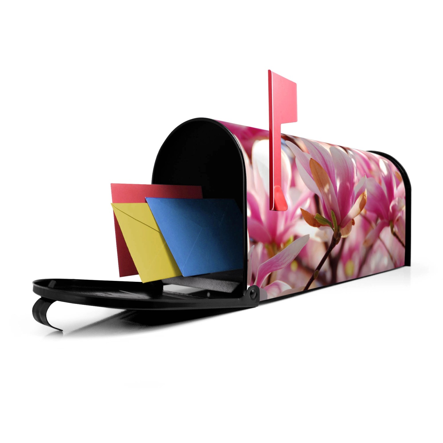 Schwarzer US Briefkasten mit Magnolien Motiv, offene Klappe mit Briefen.