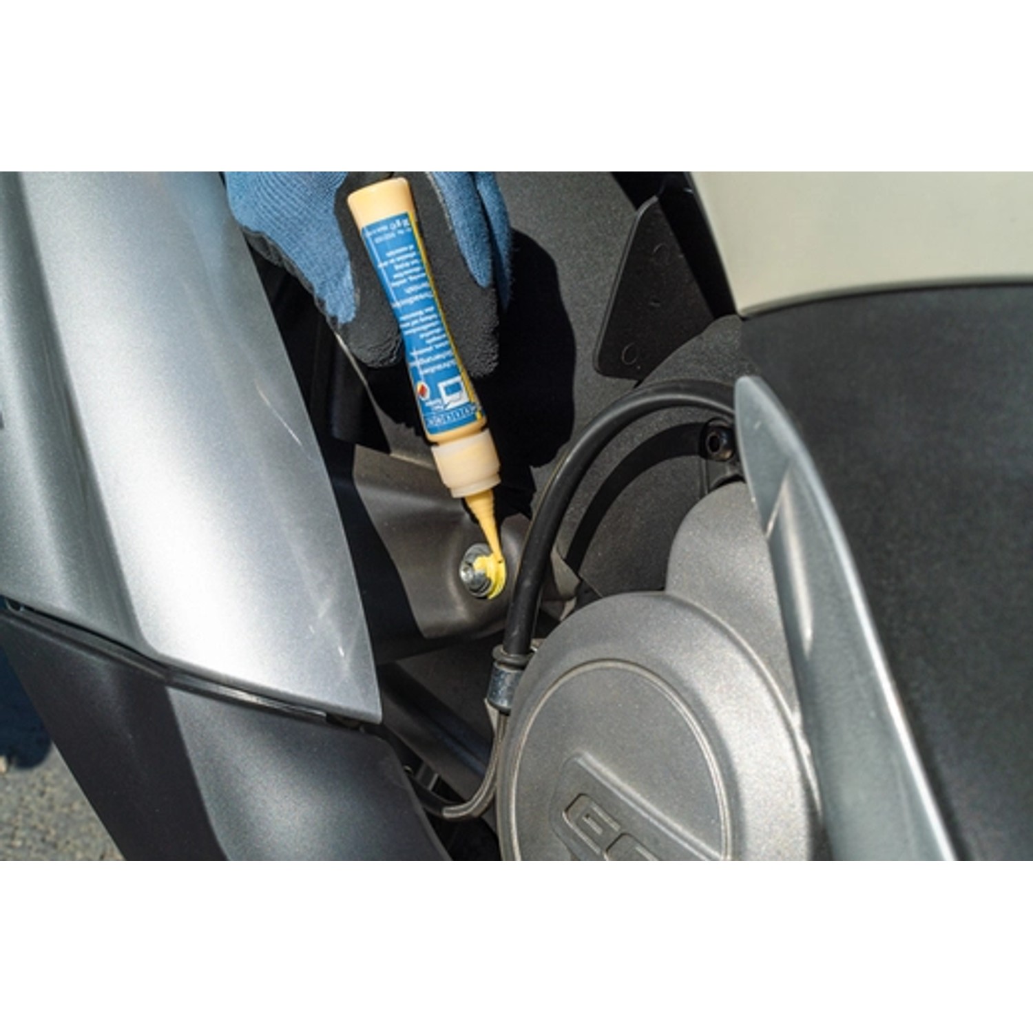 Anwendung von gelbem WEICON Schraubensicherungslack auf einer Schraube.