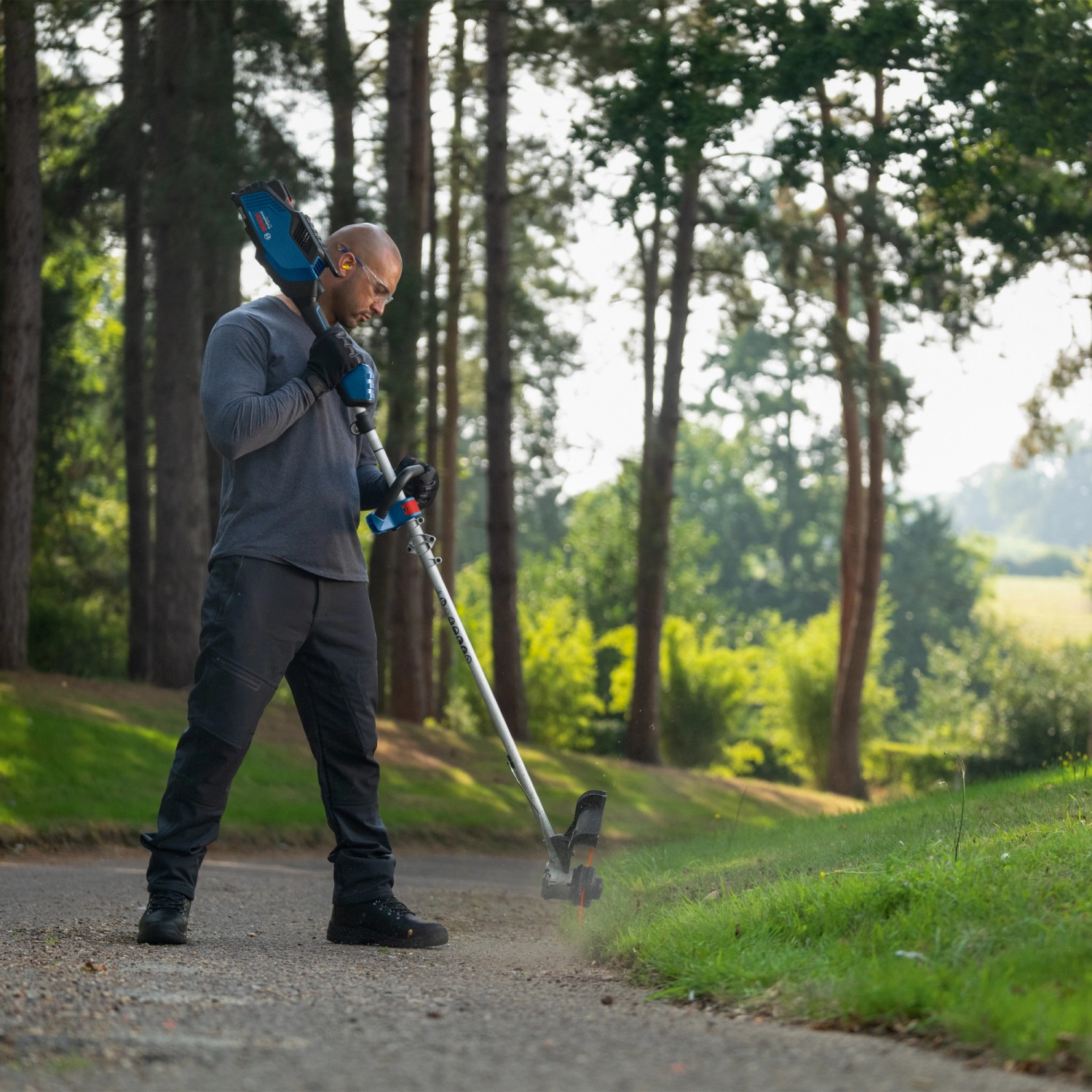 Bosch Professional Akku-Rasentrimmer GRT 18V-40 Solo im Einsatz beim Kantenschneiden.