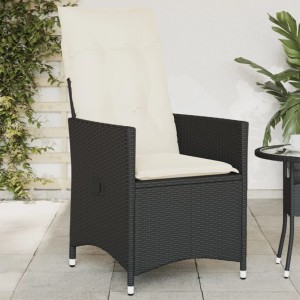Verstellbarer Gartensessel aus schwarzem Rattan mit cremefarbenen Kissen. Bequemer Relaxsessel für den Garten.