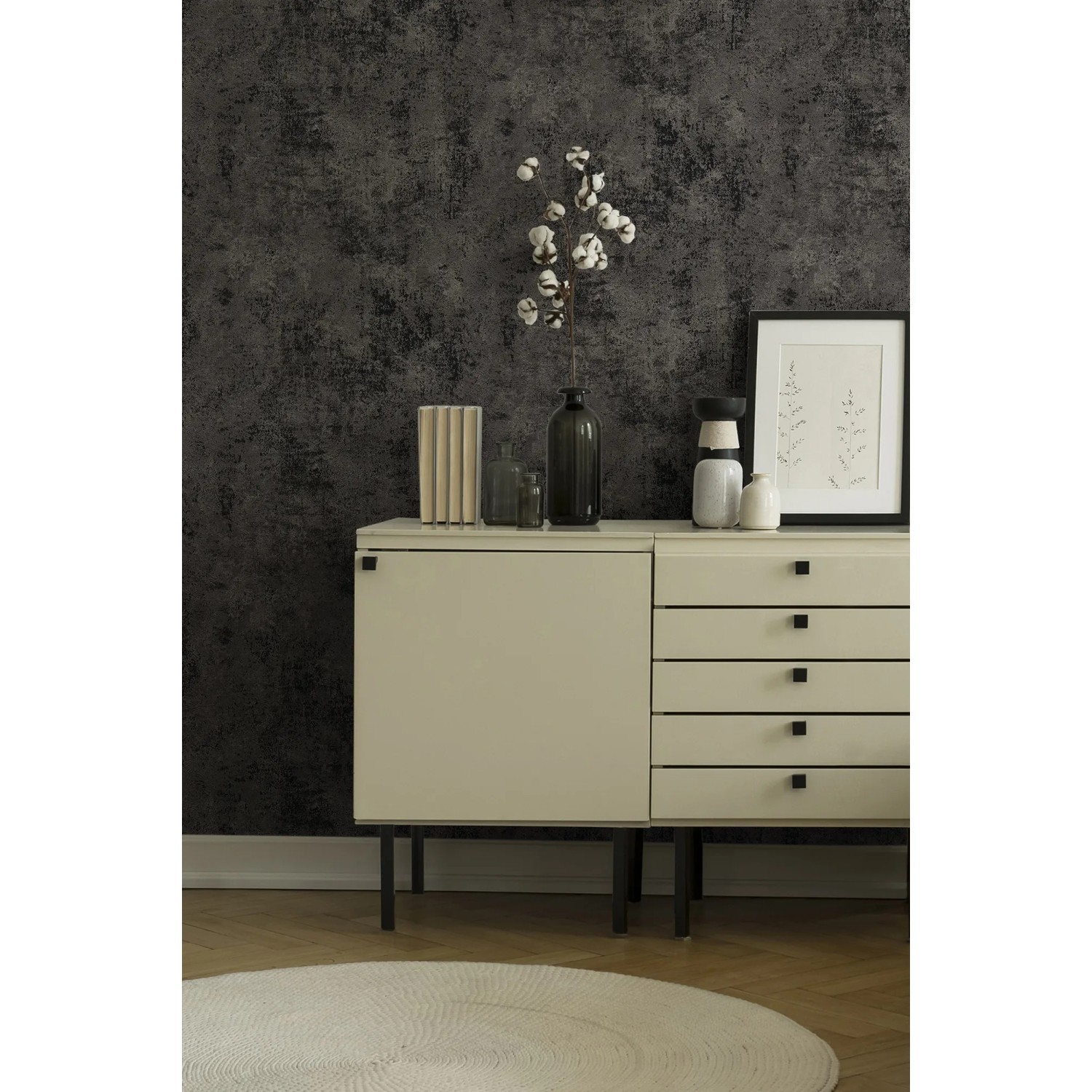A.S. Création Vliestapete New Walls Putzstruktur Schwarz an Wand hinter Sideboard mit Deko.