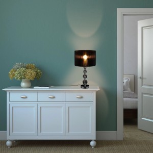 Relaxdays Tischlampe mit schwarzem Stoffschirm, silbernem Kristallfuß auf weißer Kommode. Edle Innenleuchte für Ambiente.