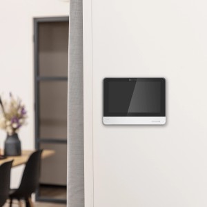 Smartwares Video-Türsprechanlage mit 7-Zoll-Touchscreen an weißer Wand. Türsprechanlagen für mehr Sicherheit.