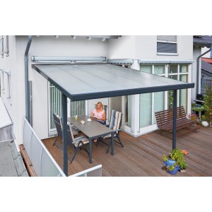 Anthrazitfarbene Gutta Terrassenüberdachung mit Polycarbonatplatten und sitzender Person am Tisch.
