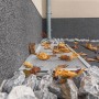 Schellenberg Lichtschachtabdeckung 55x110cm aus Aluminium mit Laub auf Gitter.