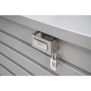 Detailansicht des silbernen Schlosses und Vorhangschlosses an der dunkelgrauen Biohort Paket-Box. Sichere Universalbox.