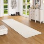 Sandfarbener Snapstyle Teppichläufer Bentzon (100x300cm) im Flur auf Holzboden.