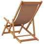 Klappbarer vidaXL Strandstuhl aus Eukalyptusholz mit taupefarbenem Stoffbezug.
