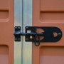 Detailaufnahme: Schwarzer Riegel an der Tür eines Palram Canopia Gerätehauses in Amber.