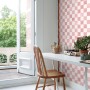 ESTAhome Tapete mit Karomuster in Rosa und Weiß im hellen Raum.