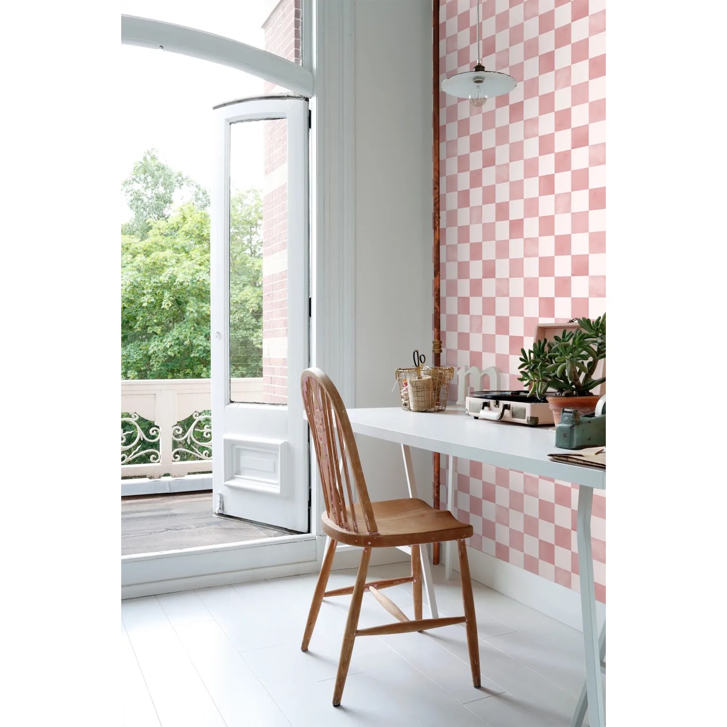 ESTAhome Tapete mit Karomuster in Rosa und Weiß im hellen Raum.