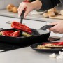 Fackelmann Grillpfanne Statement 28 cm mit Gemüse auf Induktionsherd.