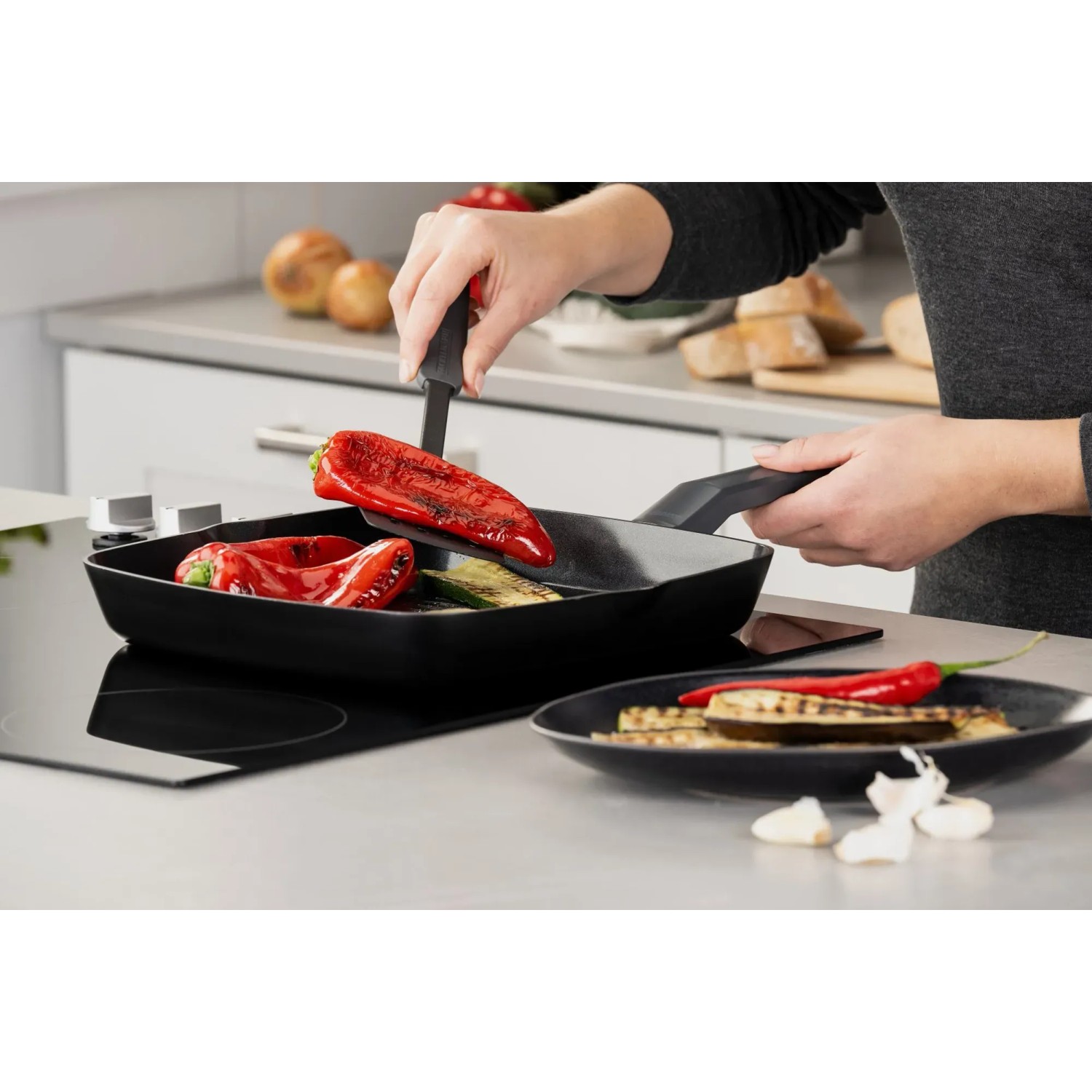 Fackelmann Grillpfanne Statement 28 cm mit Gemüse auf Induktionsherd.