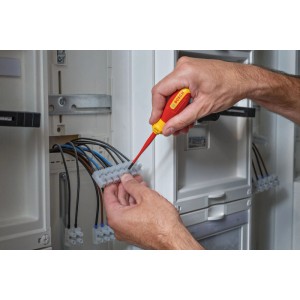 Bosch Schraubendreher Pro VDE SL3,5 x 75 im Einsatz an einer elektrischen Anlage.