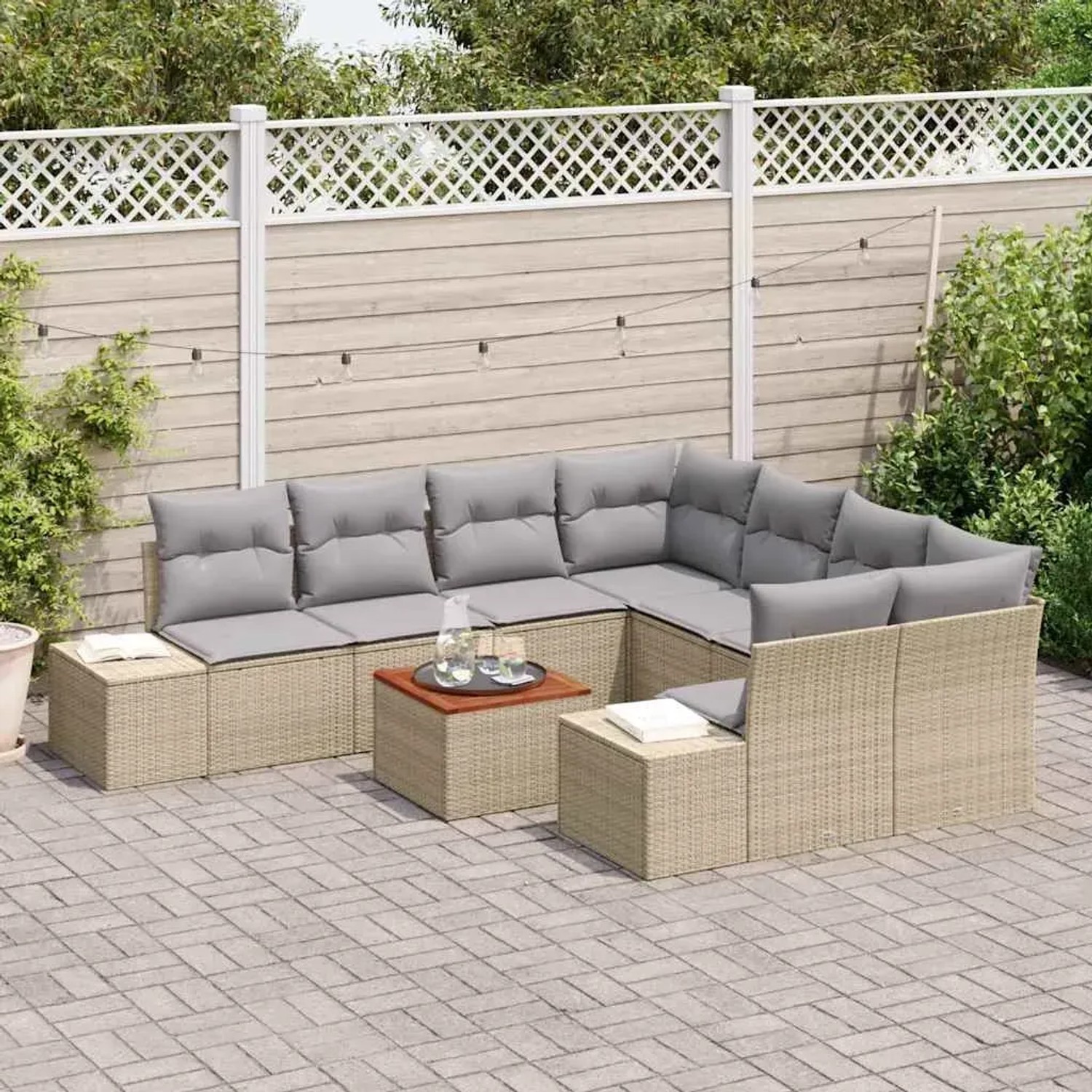 Beiges 9-teiliges vidaXL Garten-Sofa-Set aus Poly Rattan mit grauen Kissen und Tisch.