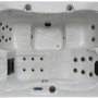 Weißer Home Deluxe Outdoor Whirlpool White Marble Plus mit Treppe und Abdeckung, Ansicht von oben.