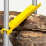 wolfcraft Sägebock: Gelbe Halterung mit Zahnung fixiert Holzstamm auf grauem Metallgestell.