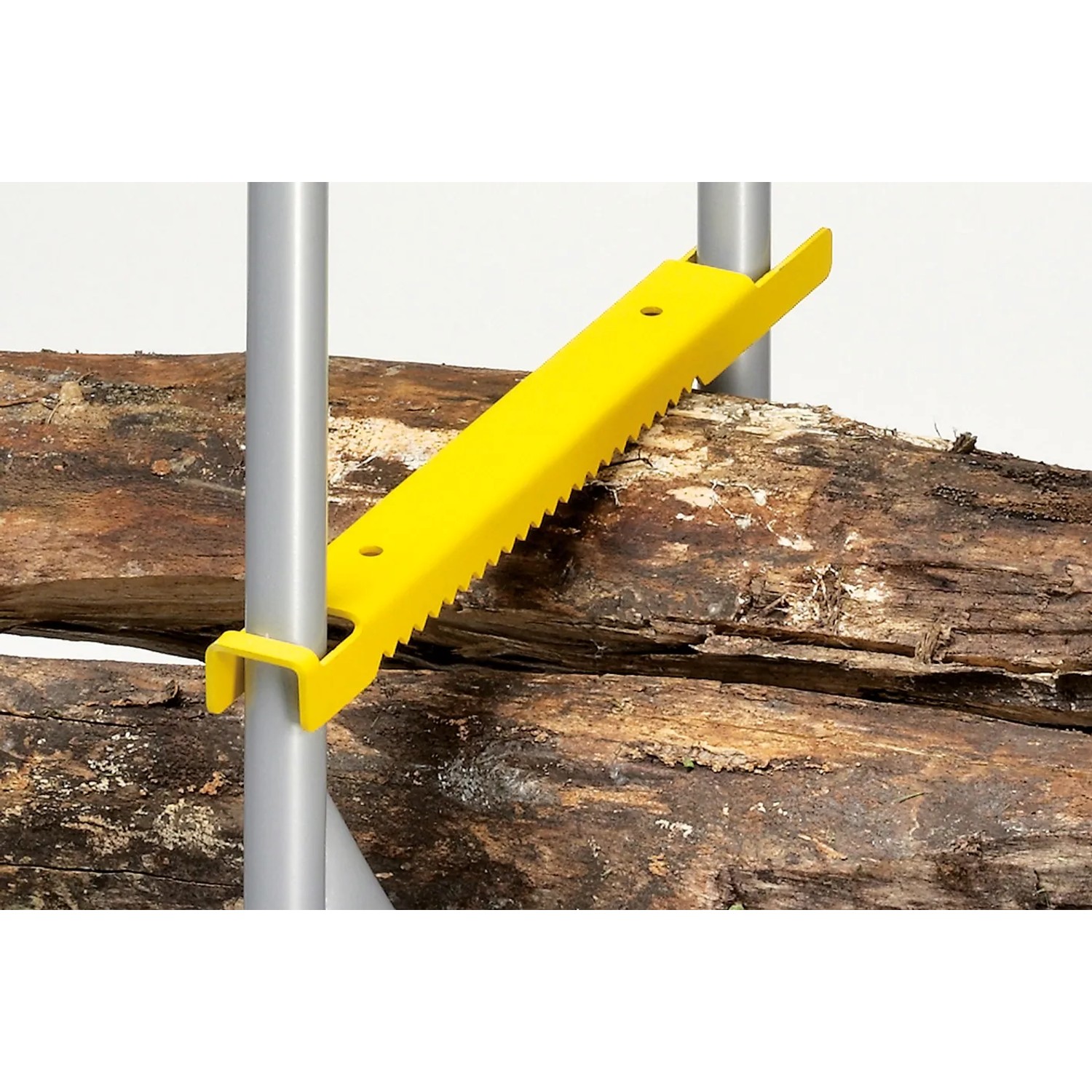 wolfcraft Sägebock: Gelbe Halterung mit Zahnung fixiert Holzstamm auf grauem Metallgestell.