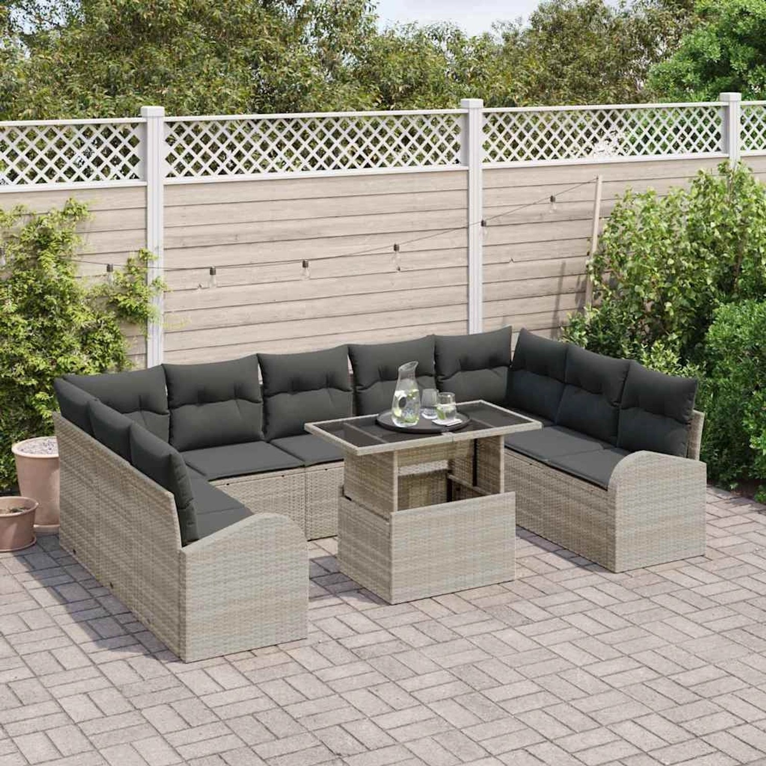 Hellgraues 10-tlg. vidaXL Garten-Sofa-Set aus Poly Rattan mit Tisch und grauen Kissen.