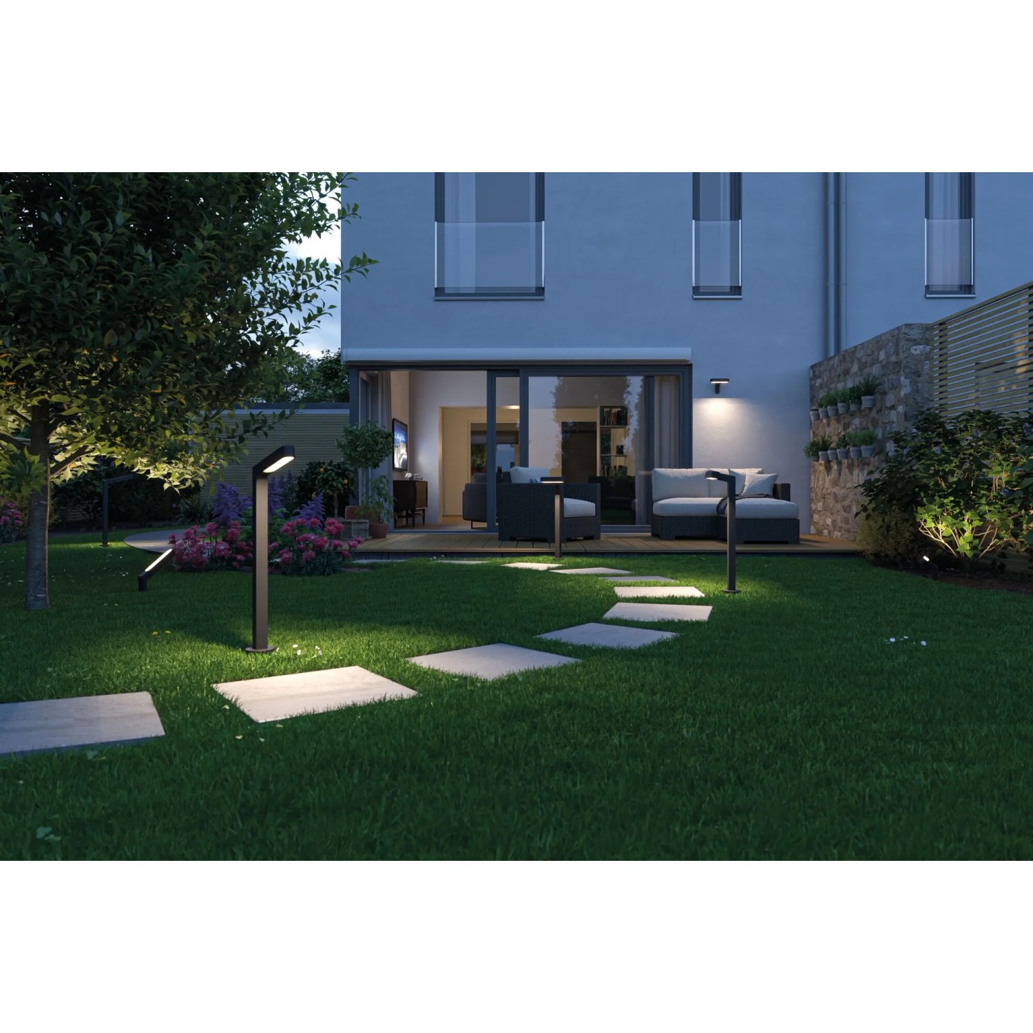 Paulmann Plug & Shine Ito LED-Gartenstrahler in Anthrazit beleuchtet Gartenweg und Terrasse mit warmweißem Licht.