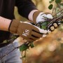 Kent & Stowe Gartenhandschuhe Sure & Fit, braun-weiß, Größe M beim Schneiden von Ästen.
