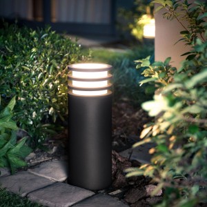 Philips Hue Lucca Sockelleuchte, smarte Gartenbeleuchtung mit Farbwechsel, 1100 Lumen.
