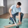 Mann schneidet Laminat mit wolfcraft Laminatschneider LC 600. Werkzeug für präzise Laminatschnitte.