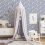 Kinderzimmer mit blauer Vliestapete mit Sternen, Monden und Wolken. Dekorative Tapete für ein gemütliches Ambiente.