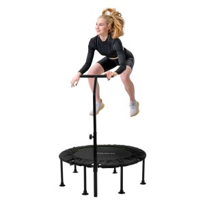 Grünes Hauki Fitness Trampolin (Ø102cm) mit Griff, springende Frau. Indoor, faltbar, verstellbar.