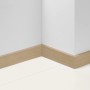 Parador Sockelleiste SL 18 Eiche D085, 70 mm hoch, an einer weißen Wand und Boden befestigt.