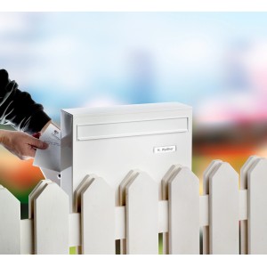 Weißer Burg Wächter Zaun-Briefkasten Potsdam 878 am Zaun mit Briefeinwurf.