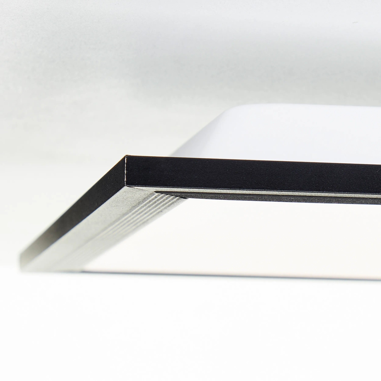 Detailaufnahme: Schwarze LED-Deckenleuchte Briston, 100x25 cm, für Flur und Gang.