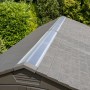 Detailansicht des Daches vom Lifetime Kunststoff-Gartenhaus Terra 7,02 m² mit Oberlicht.
