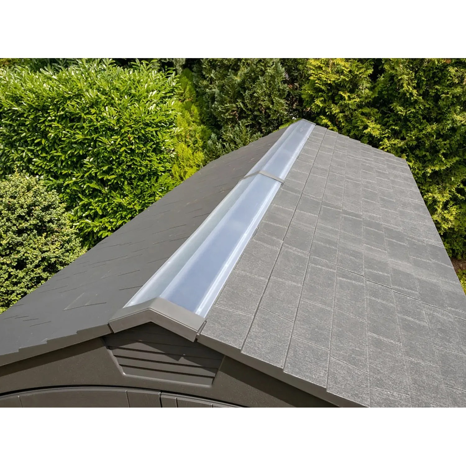 Detailansicht des Daches vom Lifetime Kunststoff-Gartenhaus Terra 7,02 m² mit Oberlicht.