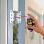 Anwendung von WD40 Multifunktionsöl (100ml) auf einem Türscharnier.