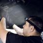 Schwarze Westfalia LED Sensor-Kopfleuchte mit Akku im Einsatz bei Reparaturarbeiten.