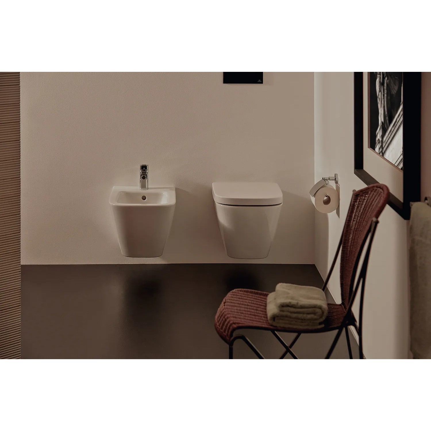 Ideal Standard i.life S Wand-Bidet in Weiß mit Hahnloch und Überlauf.