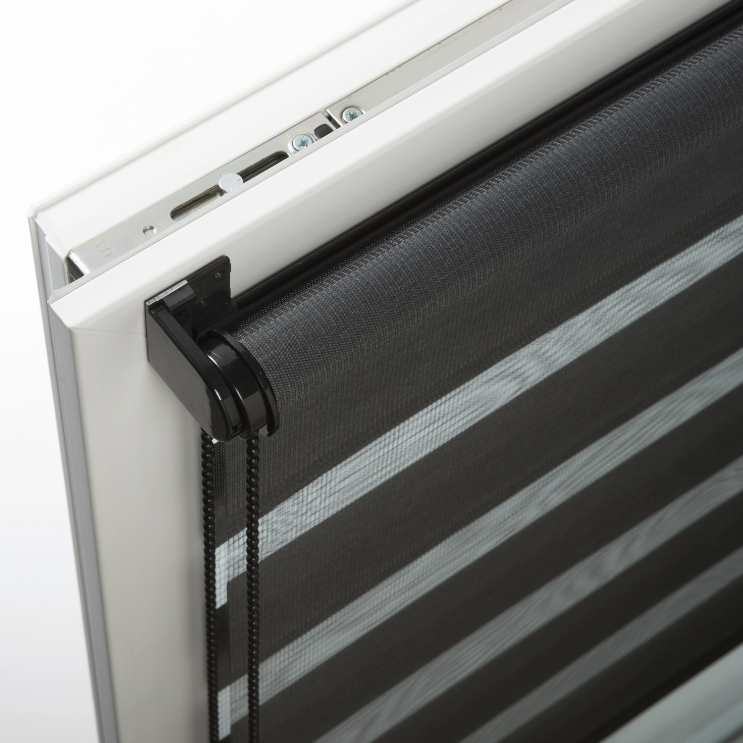 Gardinia Doppelrollo EasyFix, 45x150 cm, schwarz, am Fenster montiert. Lichtdurchlässige und blickdichte Streifen.