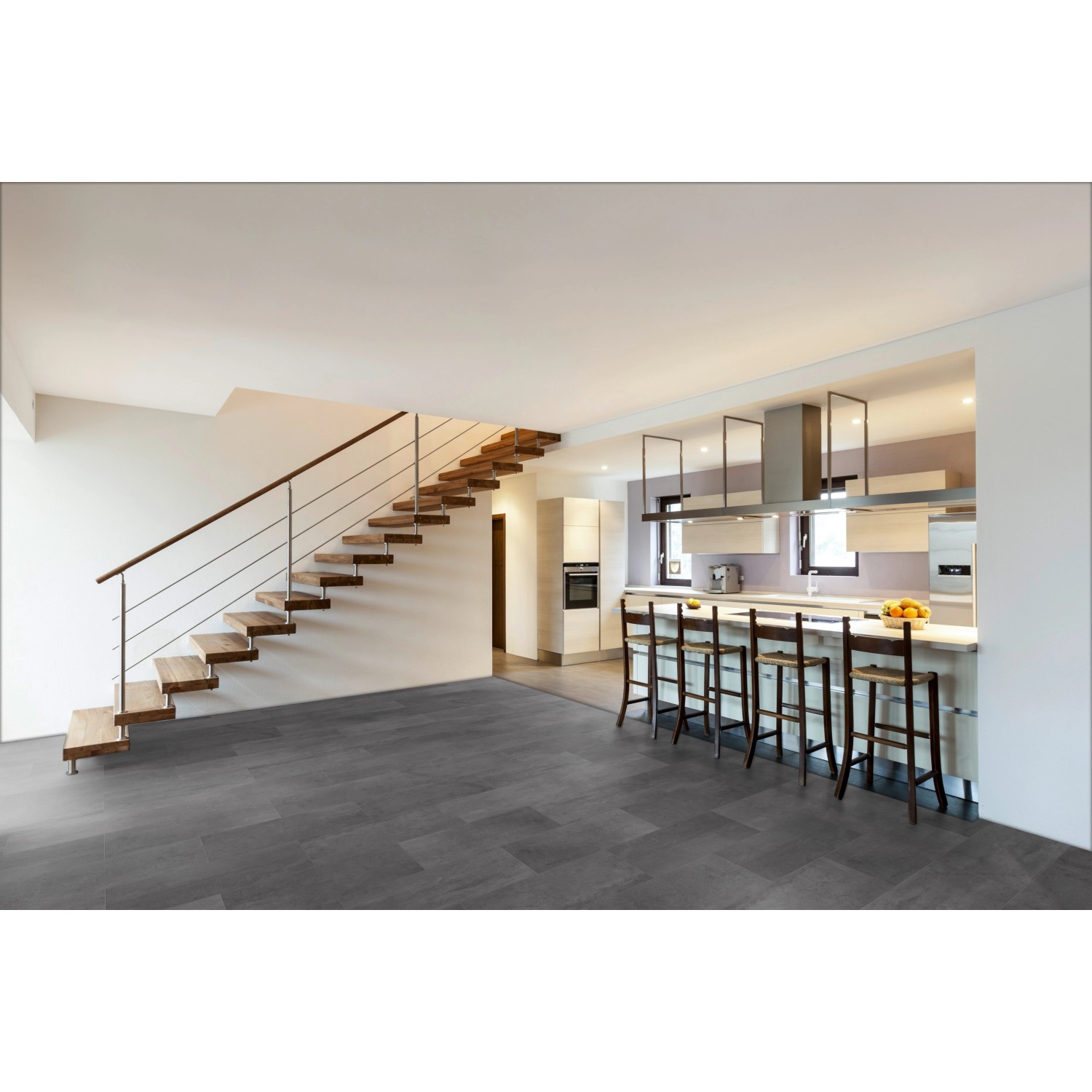 Modernes Wohnambiente mit Classen Neo 2.0 Vario Nero Dekor-Paneelen in Steinoptik.