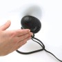 Schwarzer Vornado Zippi Tischventilator mit Hand zur Größenanzeige.