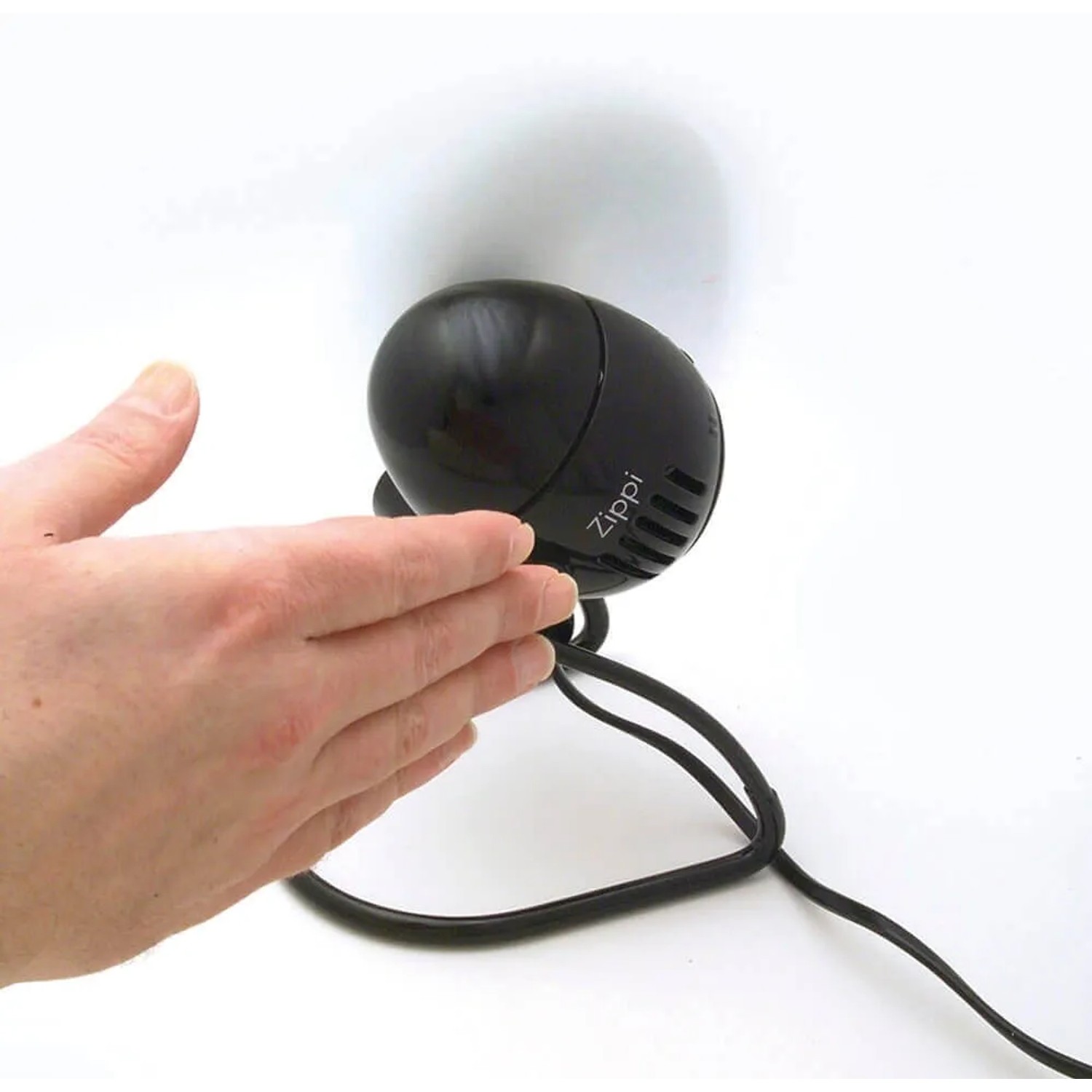 Schwarzer Vornado Zippi Tischventilator mit Hand zur Größenanzeige.