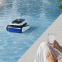 Ecovacs Poolroboter Ultramarine P1 im Pool, Frau mit Getränk am Beckenrand.