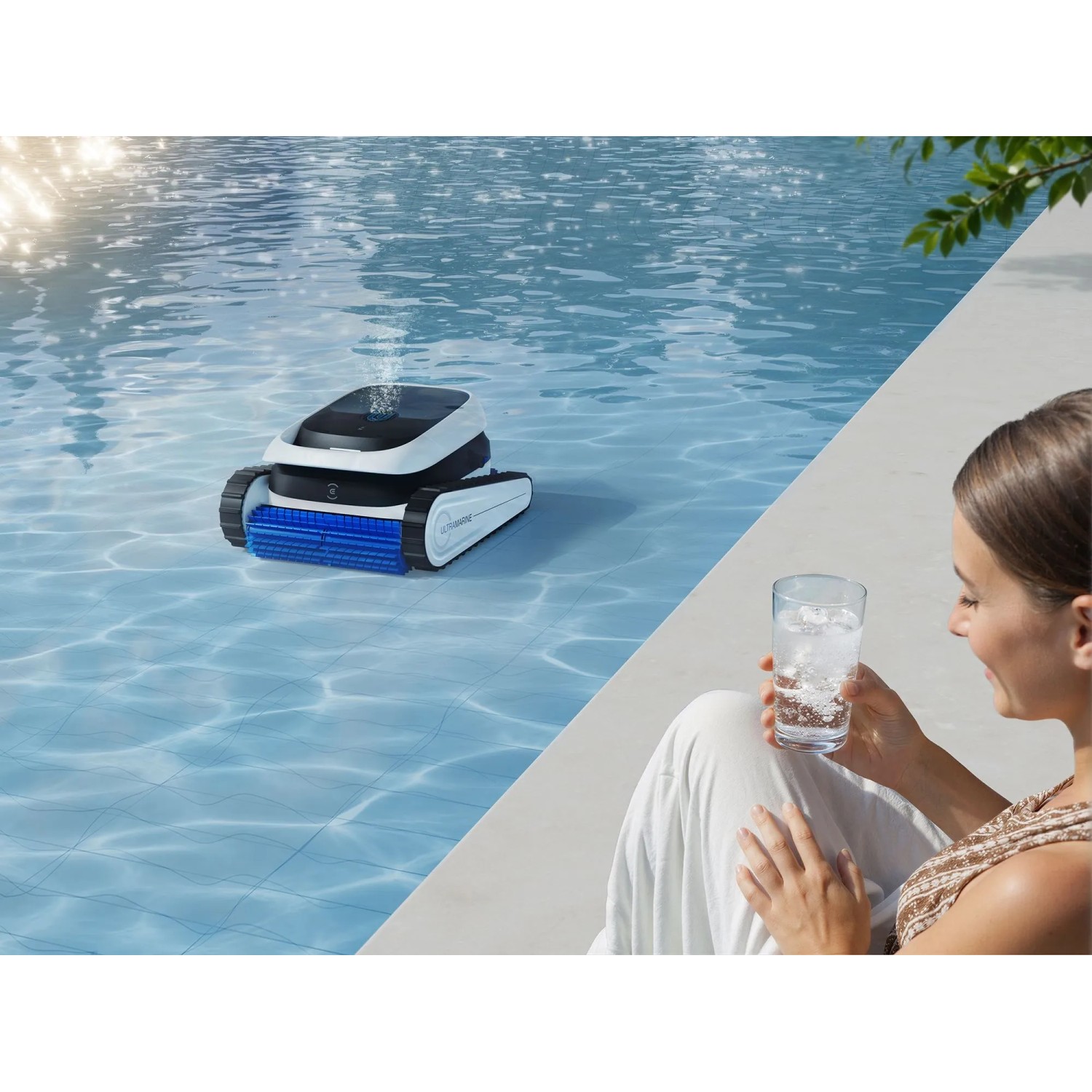 Ecovacs Poolroboter Ultramarine P1 im Pool, Frau mit Getränk am Beckenrand.