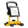 LED Arbeitsleuchte, aufladbar, 700 Lumen, schwarz-gelb, mit Tragegriff und schwenkbarem Leuchtenkopf.