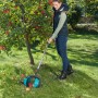 Frau erntet Äpfel mit dem Gardena Rollsammler (Kombisystem) im Garten.