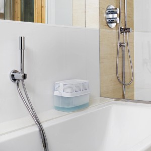 Humydry Premium 1000 Raumentfeuchter mit Nachfüllpack im Badezimmer.