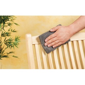 Anwendung von LUX Stahlwolle Feinheit 5 auf Holzmöbeln. Schleifmittel zur Reinigung und Entfernung von Rückständen.