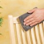Anwendung von LUX Stahlwolle Feinheit 5 auf Holzmöbeln. Schleifmittel zur Reinigung und Entfernung von Rückständen.