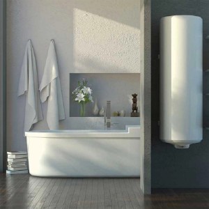 De Dietrich Elektro-Warmwasserspeicher, 100L, vertikale Wandmontage im Badezimmer.
